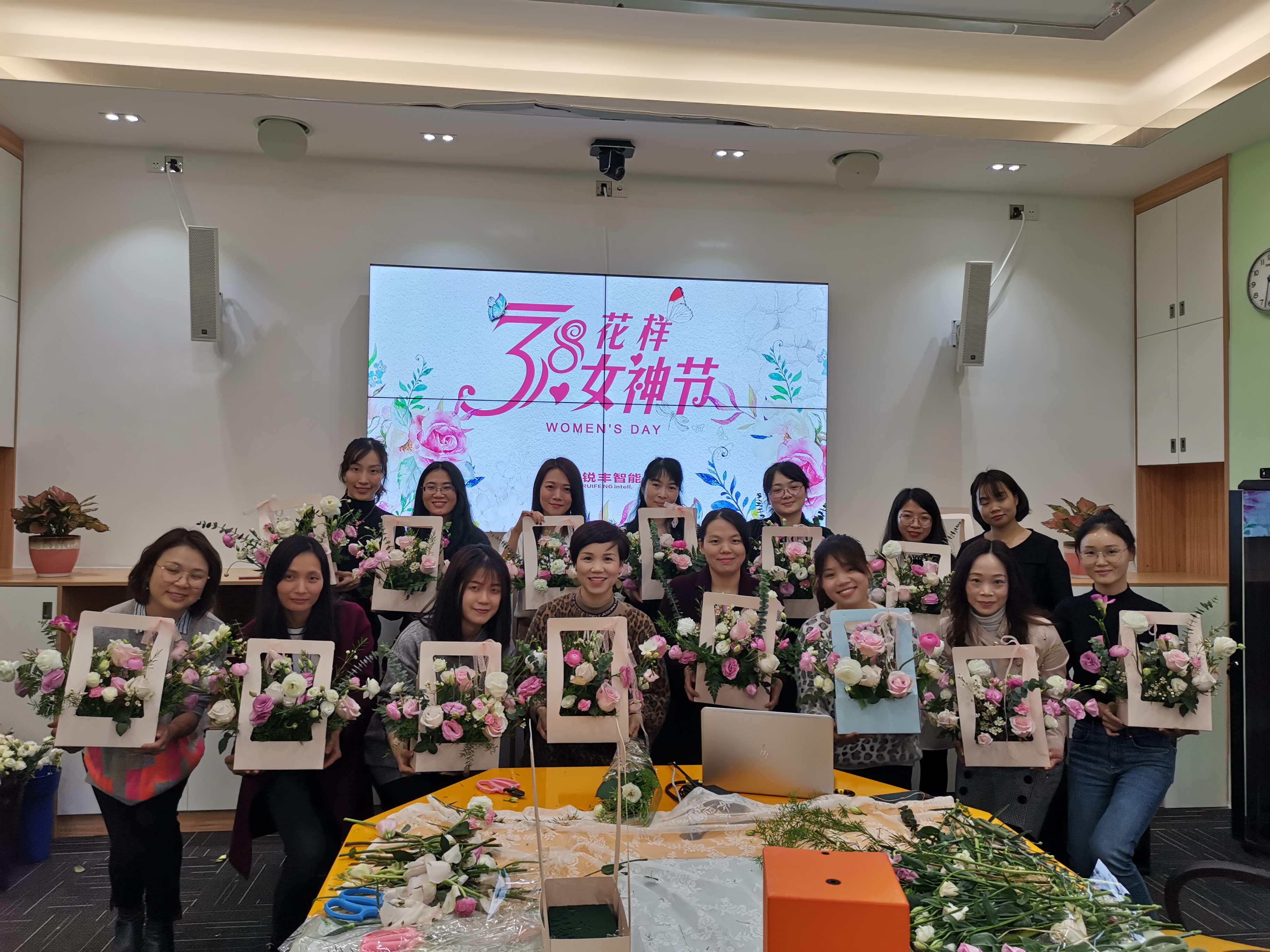 ? 陽春三月，女人如花！鮮花贈女神，更為“半邊天”的巾幗英雄增姿添彩。此次花藝活動豐富了女職工的業(yè)余生活，讓她們通過花藝來點綴生活中的美，營造濃厚的節(jié)日氛圍。