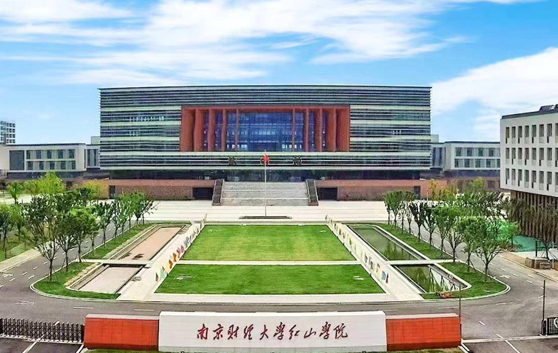 銳豐智能為南京財經(jīng)大學紅山學院提供擴聲系統(tǒng)、中控系統(tǒng)、會議系統(tǒng)、錄播系統(tǒng)解決方案。
